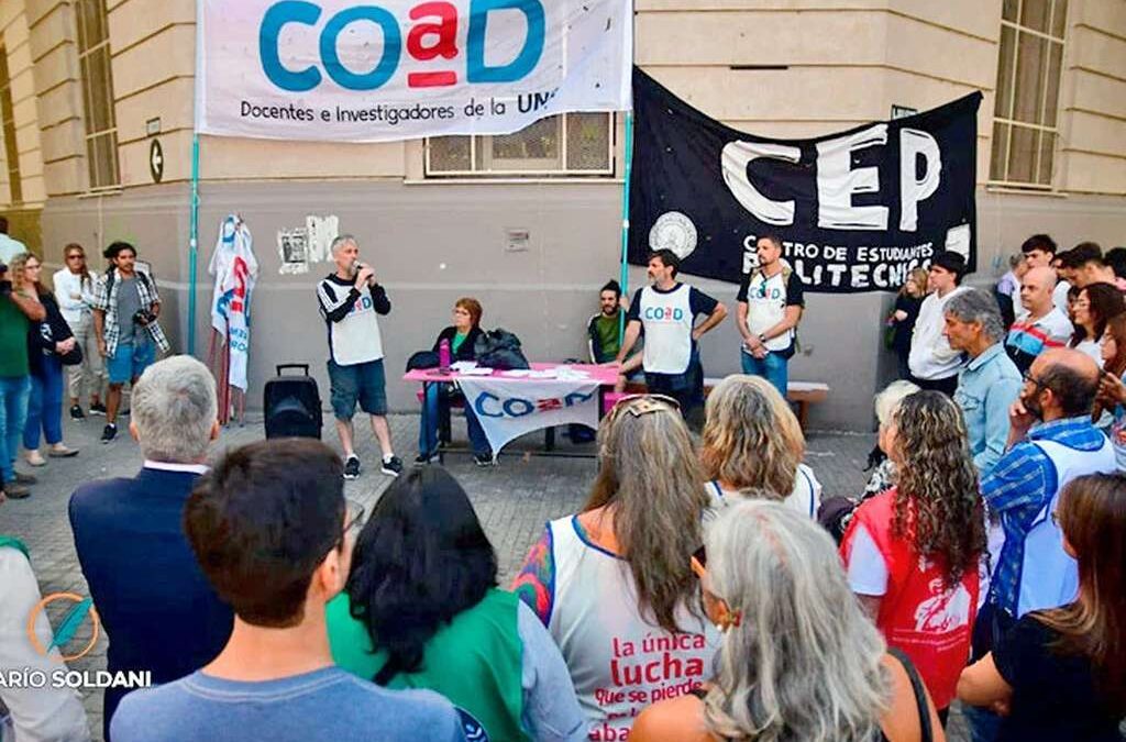 Docentes de la UNR anuncian un paro de toda la semana y movilizarán con antorchas