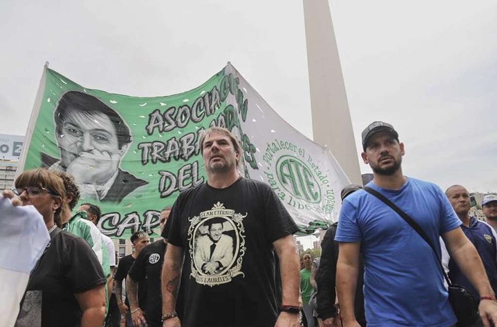 Estatales denuncian salarios congelados y movilizan al Ministerio de Desregulación en rechazo al ajuste