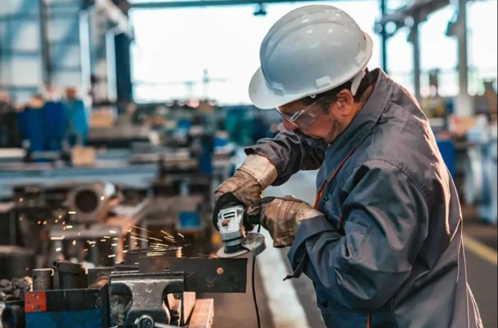 El 97% de los despidos recientes pertenecen a la industria y advierten por una “primarización” de la economía