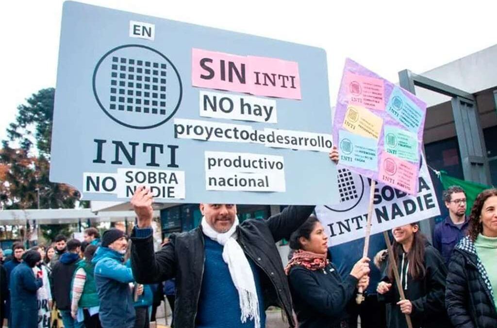 Preocupación por despedidos y represión en el INTI: «Es un golpe muy fuerte a los tarbajadores»