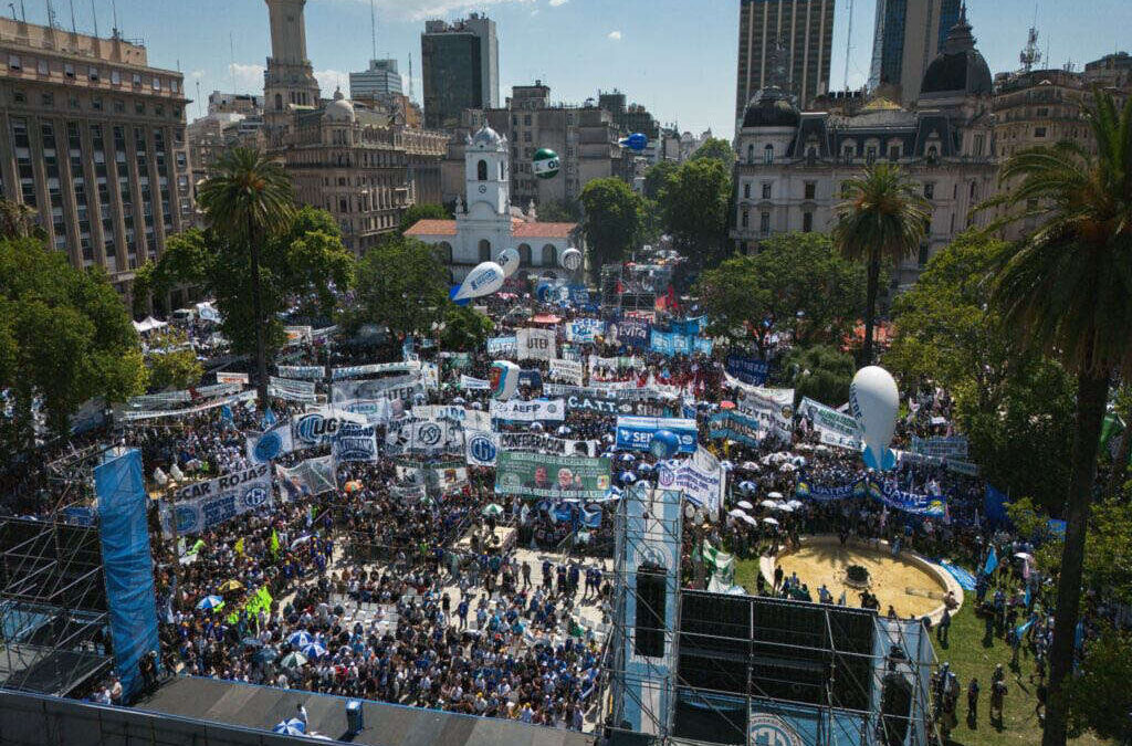 “Se terminó la paciencia, señor Presidente”: la CGT copó Plaza de Mayo y anticipó que profundizará los conflictos