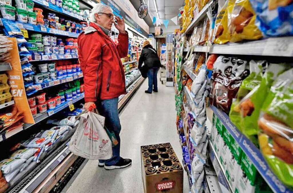 Aumenta el peso de los gastos fijos sobre los salarios y al 90% de los hogares argentinos les quedan menos de $60.000 diarios
