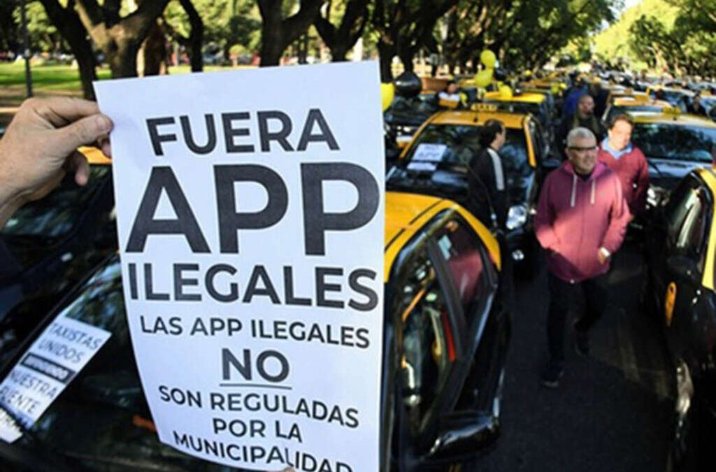 La Justicia falló a favor del Sindicato de Peones de Taxis y mandó al Gobierno porteño a regular las aplicaciones de transporte de pasajeros