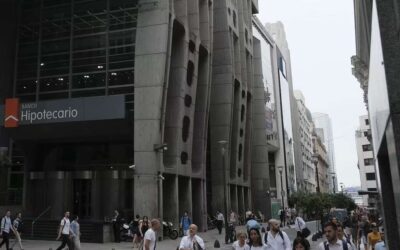 Los bancarios escalaron las protestas y convocaron a un paro nacional en el Banco Central y en el Hipotecario