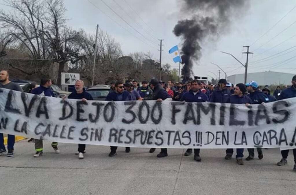 Despedidos de Ilva siguen reclamando la deuda y culpan a la empresa por la muerte de un trabajador