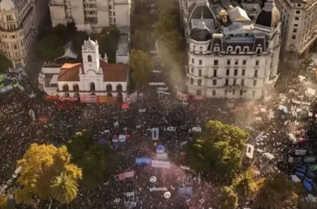 Otra multitudinaria marcha para ratificar el reclamo universitario: «Milei cumplí la ley»
