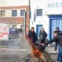 Más de 300 días sin cobrar: los trabajadores de Soltex quemaron cubiertas en Trelew y advierten «si no nos quieren pagar, que nos den la fábrica»