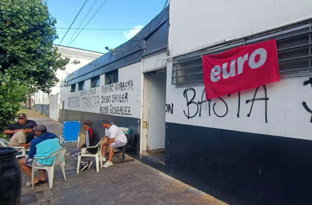 Siete meses sin respuestas: los trabajadores del frigorífico Euro reactivan la producción por sus propios medios