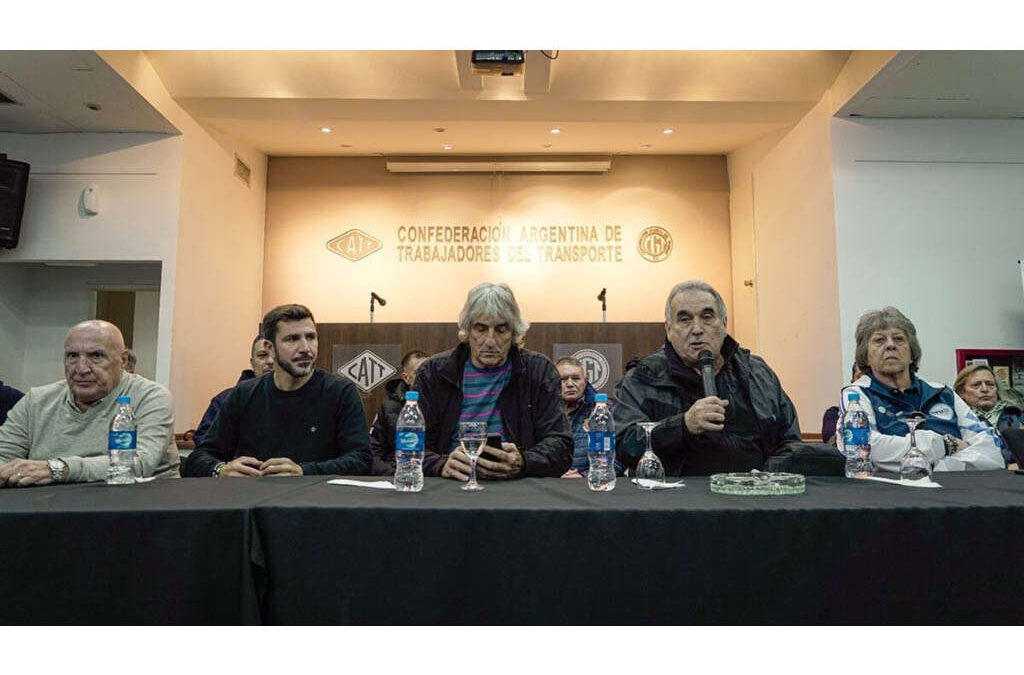 Apurados por la presión de los trabajadores, los gremios de transporte preparan medidas de fuerza