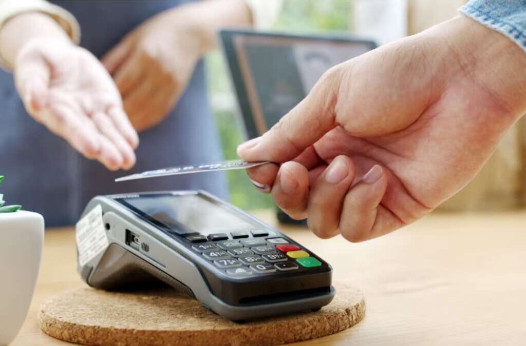 El ingreso disponible sigue en caída libre: perdió otro 0,4% en marzo y ya acumula un 12% de deterioro en la era Milei