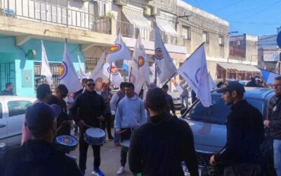 Acampe en la puerta del laboratorio Pyam en Gualeguaychú: despidieron a ocho trabajadores y les ofrecen pagar la mitad de la indemnización en 12 cuotas