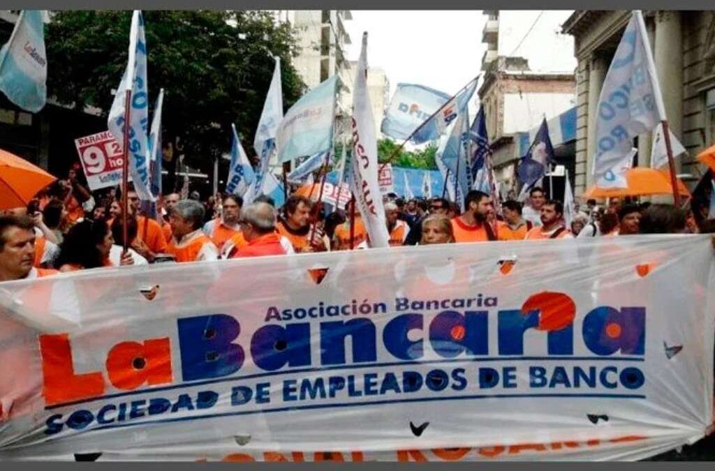 Movilización de Bancarios por el despido “sin causa” de un trabajador del Nación Servicios