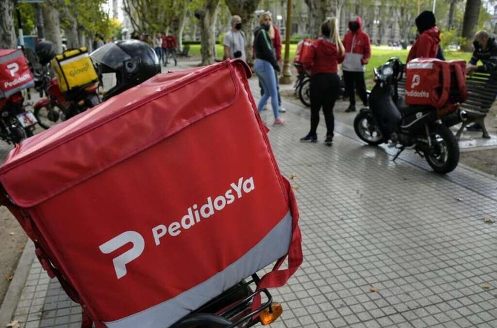 Uber lanza una mega oferta por Pedidos Ya para concentrar el mercado global del delivery mientras en Buenos Aires ya reconocen a repartidores como empleados