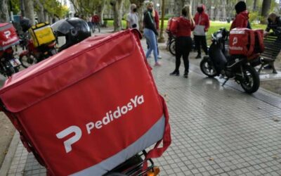 Uber lanza una mega oferta por Pedidos Ya para concentrar el mercado global del delivery mientras en Buenos Aires ya reconocen a repartidores como empleados