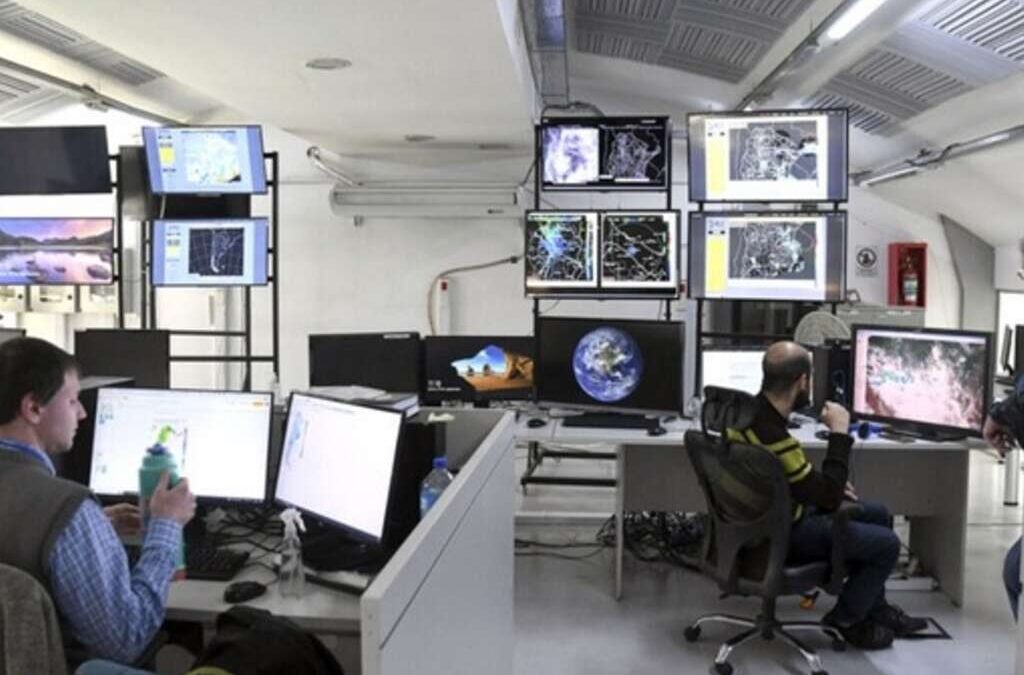 El Servicio Meteorológico eliminó las observaciones nocturnas y advierten que está en riesgo el tráfico aéreo y marítimo