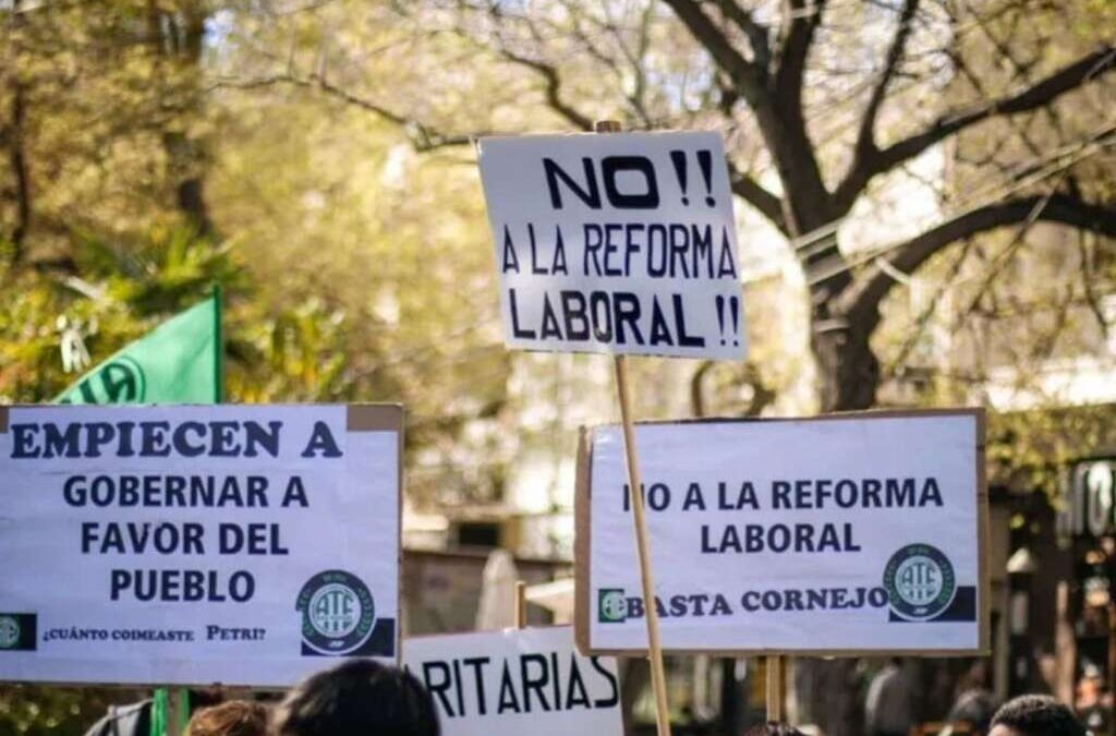 La renegociación de los convenios colectivos, según la CGT, busca “inducir una reducción de derechos”