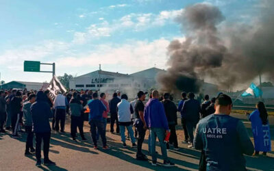 Trabajadores de Granja Tres Arroyos cortaron la Ruta 14, mientras el gobierno de Entre Ríos, activó ayuda alimentaria y convocó a audiencia el próximo lunes