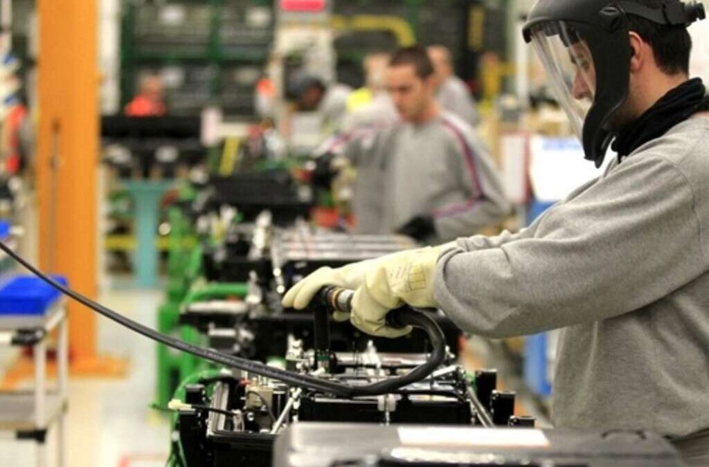 La UIA informó que cuatro de cada diez industrias reportaron caídas en producción y ventas y el 22,4% de las firmas redujo su personal