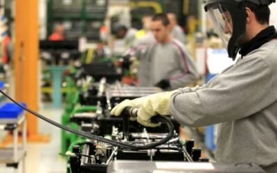 La UIA informó que cuatro de cada diez industrias reportaron caídas en producción y ventas y el 22,4% de las firmas redujo su personal