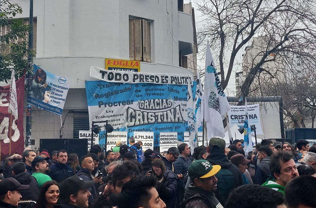 «No podemos pensar en una Argentina libre si nuestros representantes terminan en cana por hacerle bien a la patria»: más de 60 organizaciones sindicales se movilizaron en apoyo a Cristina Kirchner en San José 1111