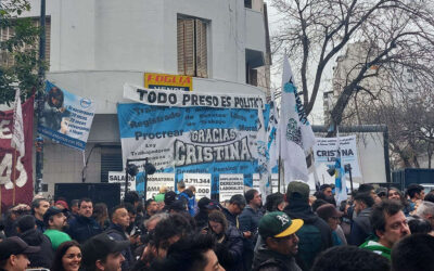 «No podemos pensar en una Argentina libre si nuestros representantes terminan en cana por hacerle bien a la patria»: más de 60 organizaciones sindicales se movilizaron en apoyo a Cristina Kirchner en San José 1111