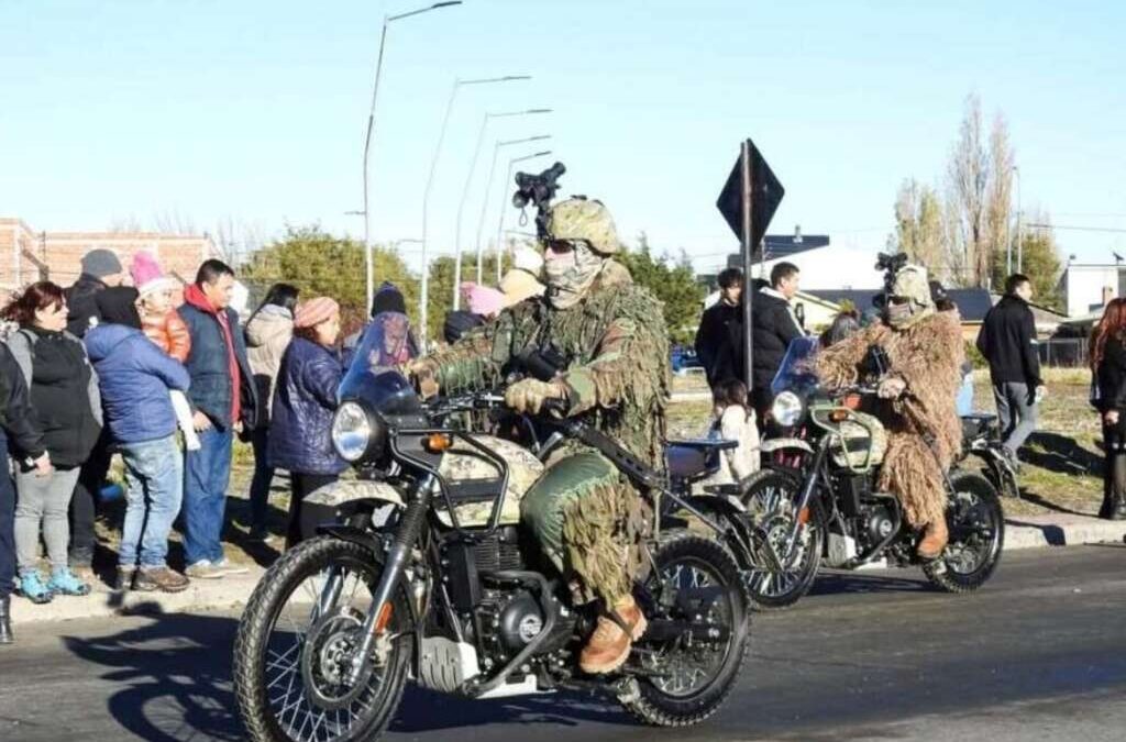Ante los reclamos salariales, el Gobierno autorizó a los militares a trabajar como delivery, Uber o vigiladores