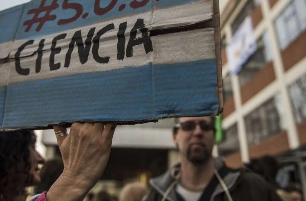Los salarios del sistema científico acumulan dos años de caída ininterrumpida y el ajuste ya llega al 41% desde que asumió Milei
