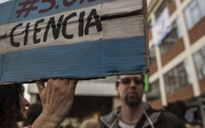 Los salarios del sistema científico acumulan dos años de caída ininterrumpida y el ajuste ya llega al 41% desde que asumió Milei