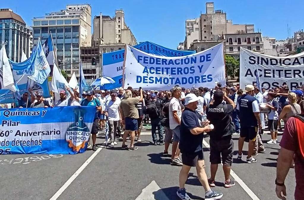 Aceiteros: reunión clave el martes para intentar evitar un paro por tiempo indeterminado en plena cosecha