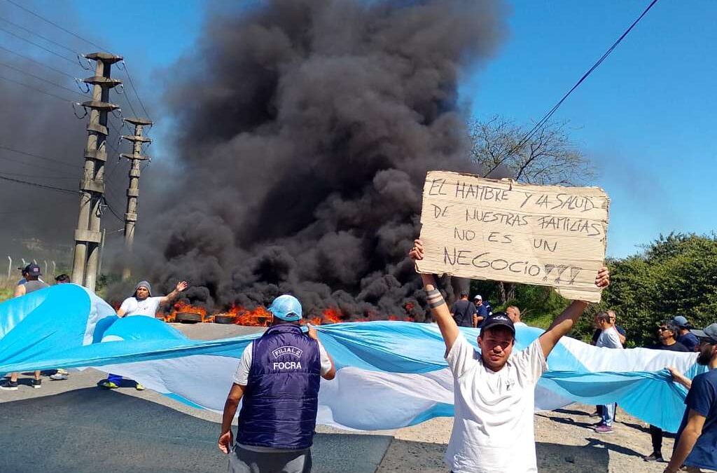 Trabajadores de la fábrica de cerámicos ILVA sostienen un acampe desde hace 10 meses tras el cierre y los 300 despidos