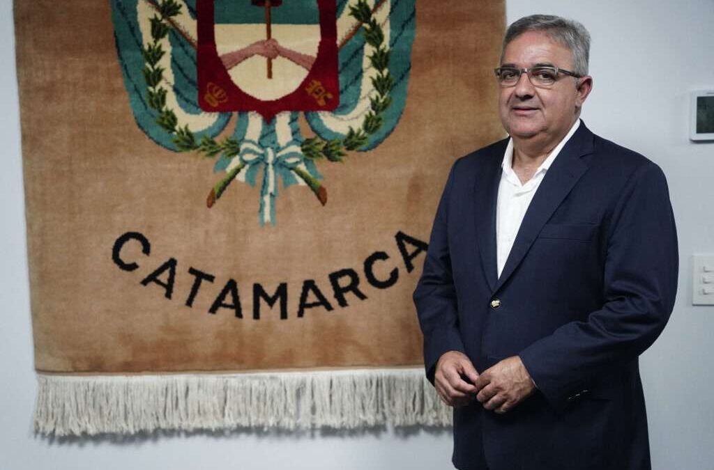 Jalil propone pagar el 50% del sueldo a estatales de Catamarca que pasen al sector privado