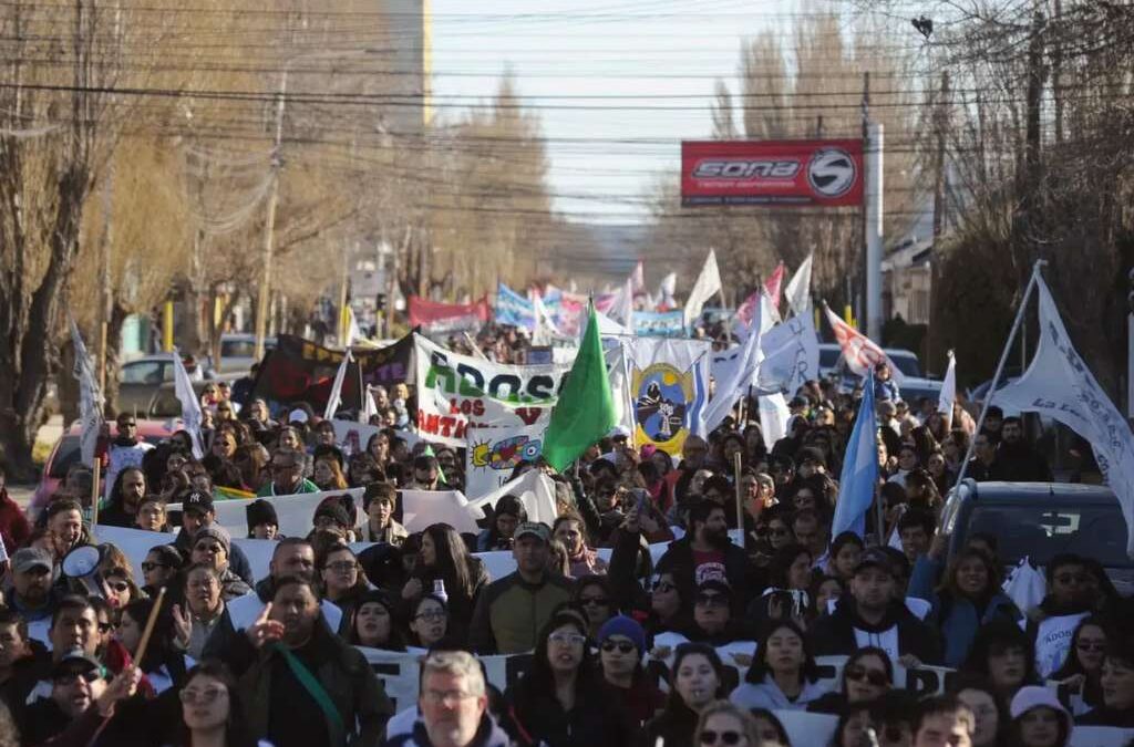 El gremio docente ADOSAC lanza un paro de 72 horas