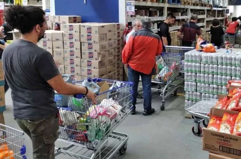 Acusan a Cencosud-Makro de presionar al personal jerárquico para imponer el banco de horas aprobado en la Reforma Laboral