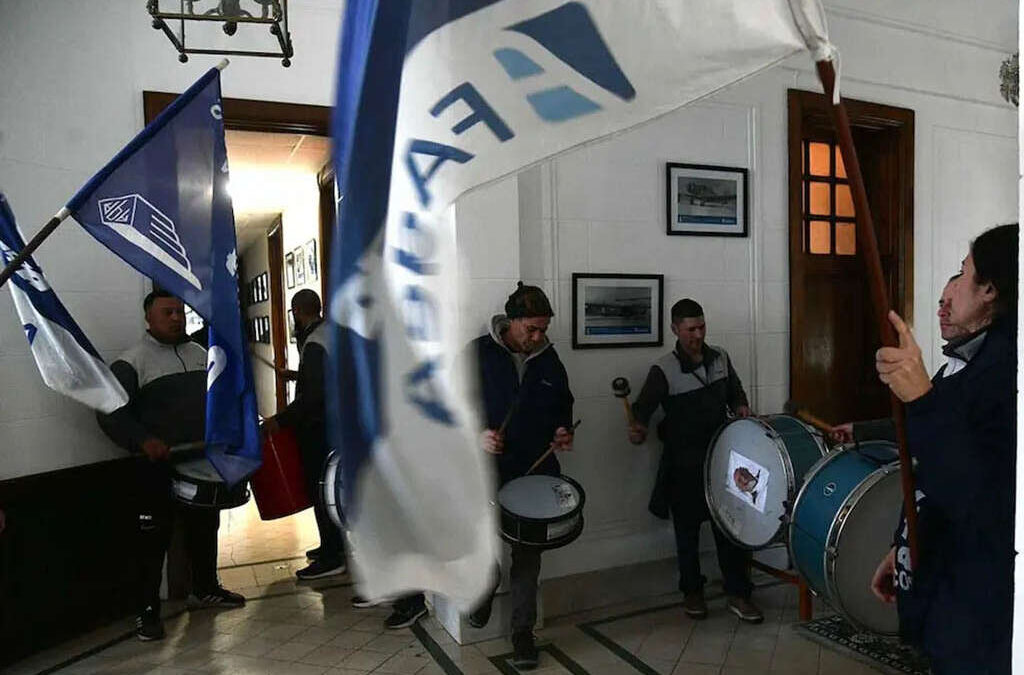 Los gremios entraron al edificio principal de Fadea y pidieron la renuncia del directorio en medio de la crisis de la fábrica cordobesa de aviones