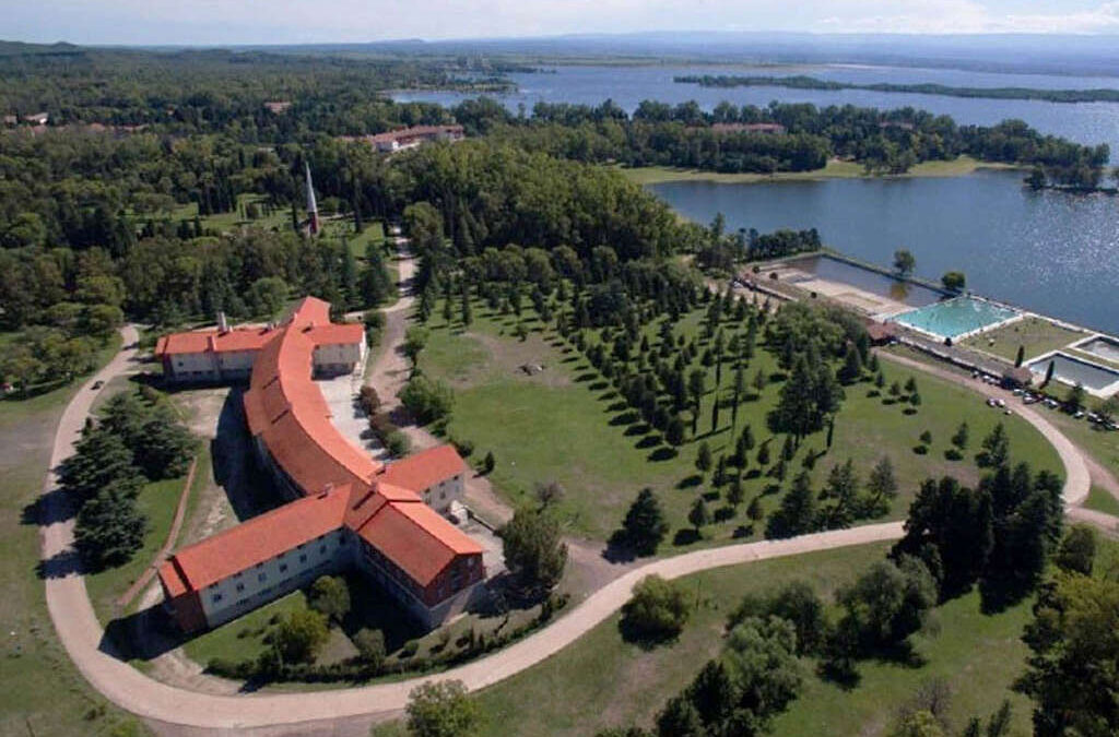 El ocaso del turismo social: trabajadores resisten el abandono y la venta de los hoteles de Embalse