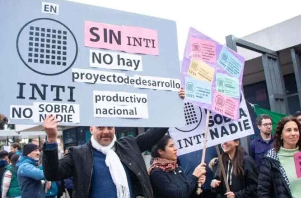 Técnicos del INTI denuncian que el Gobierno no acata el freno judicial a los despidos y advierten: «No sabemos qué va a pasar este martes con nuestros empleos»