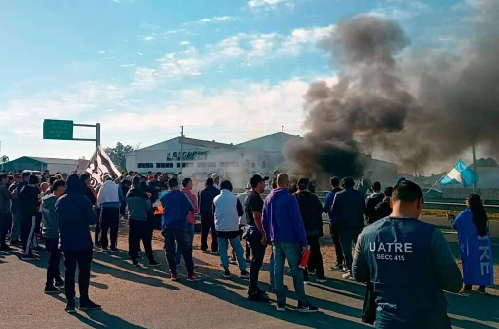 Trabajadores de Granja Tres Arroyos volvieron a concentrarse frente a la planta y realizaron una protesta en la Ruta 14