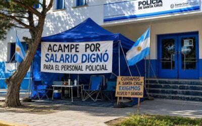 Tensión en Santa Cruz: policías cumplen un mes de acampe frente a la gobernación y rechazan 11 ofertas salariales