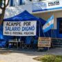 Tensión en Santa Cruz: policías cumplen un mes de acampe frente a la gobernación y rechazan 11 ofertas salariales