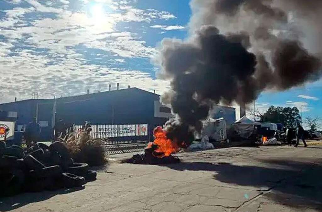 Cierra una histórica fábrica de baterías en Entre Ríos y deja a más de 100 trabajadores en la calle