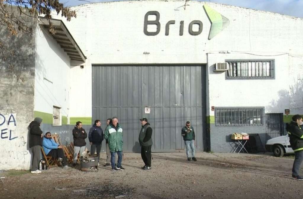 Denuncian dos centenares de despidos en la empresa Expreso Brío: «Nos presentamos a trabajar y nos encontramos con el portón cerrado»