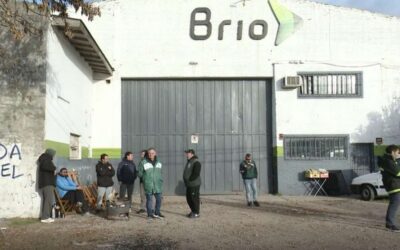 Denuncian dos centenares de despidos en la empresa Expreso Brío: «Nos presentamos a trabajar y nos encontramos con el portón cerrado»