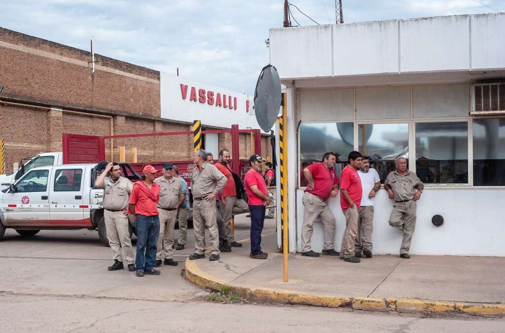Con un pago de $100 mil y una promesa a futuro, trabajadores de Vassalli aceptaron terminar una cosechadora para que la fábrica tenga ingresos
