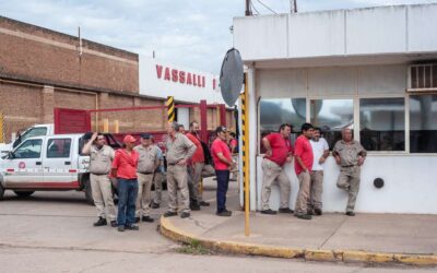 Con un pago de $100 mil y una promesa a futuro, trabajadores de Vassalli aceptaron terminar una cosechadora para que la fábrica tenga ingresos
