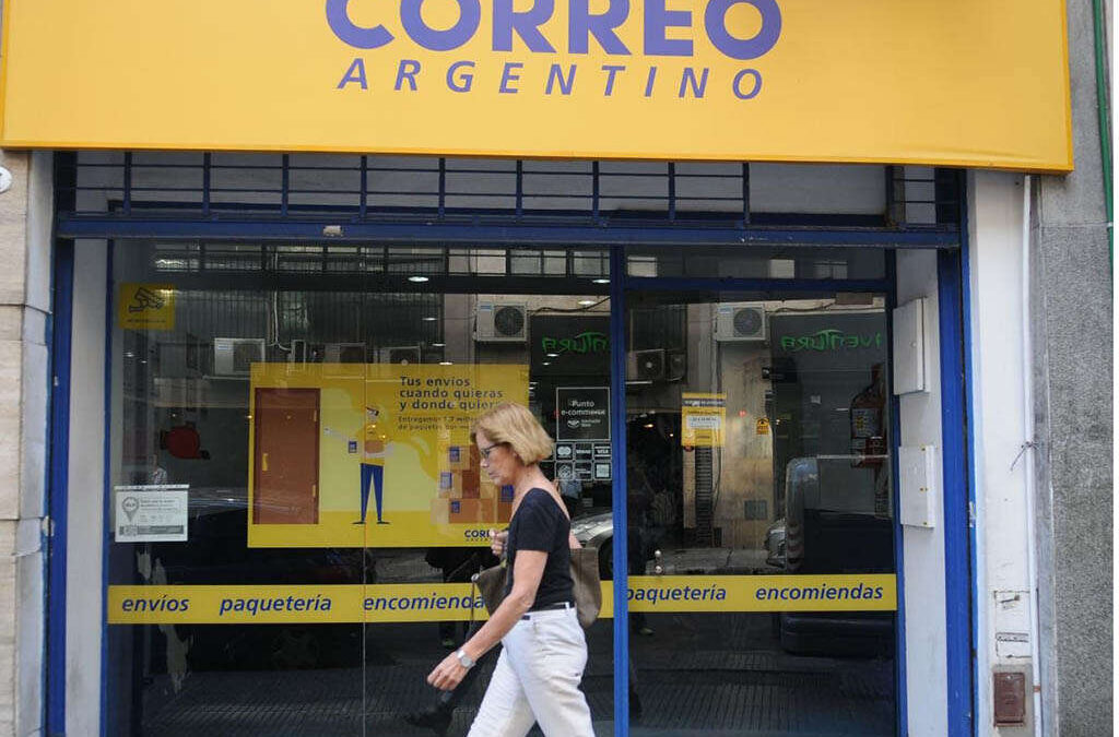 El Gobierno acelera la privatización de Correo Argentino con el cierre de 300 sucursales, despidos y un plan que deja pueblos sin servicio