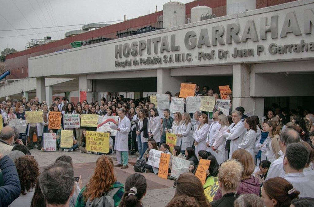 El «efecto Adorni» llegó al Garrahan: la justicia falló en contra del Gobierno y complicó su estrategia en el Hospital