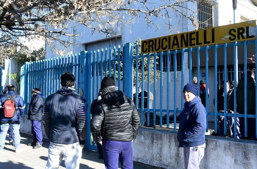 Cerró una importante autopartista en Córdoba: los trabajadores llegaron a la planta y encontraron los portones soldados