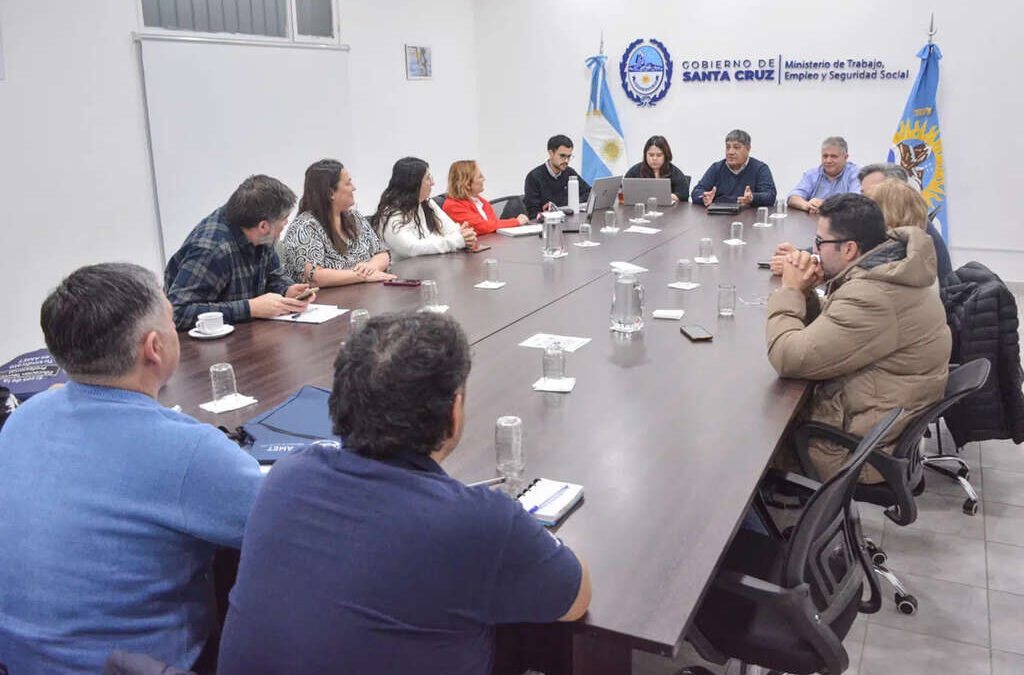 ADOSAC aceptó a cuenta la oferta salarial y el gobierno convocó a paritarias este jueves