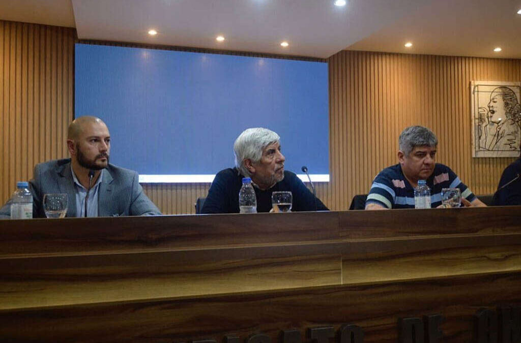 Empujados por la Reforma Laboral, los empresarios del transporte se envalentonan y dicen que desguazarán el convenio colectivo de Moyano