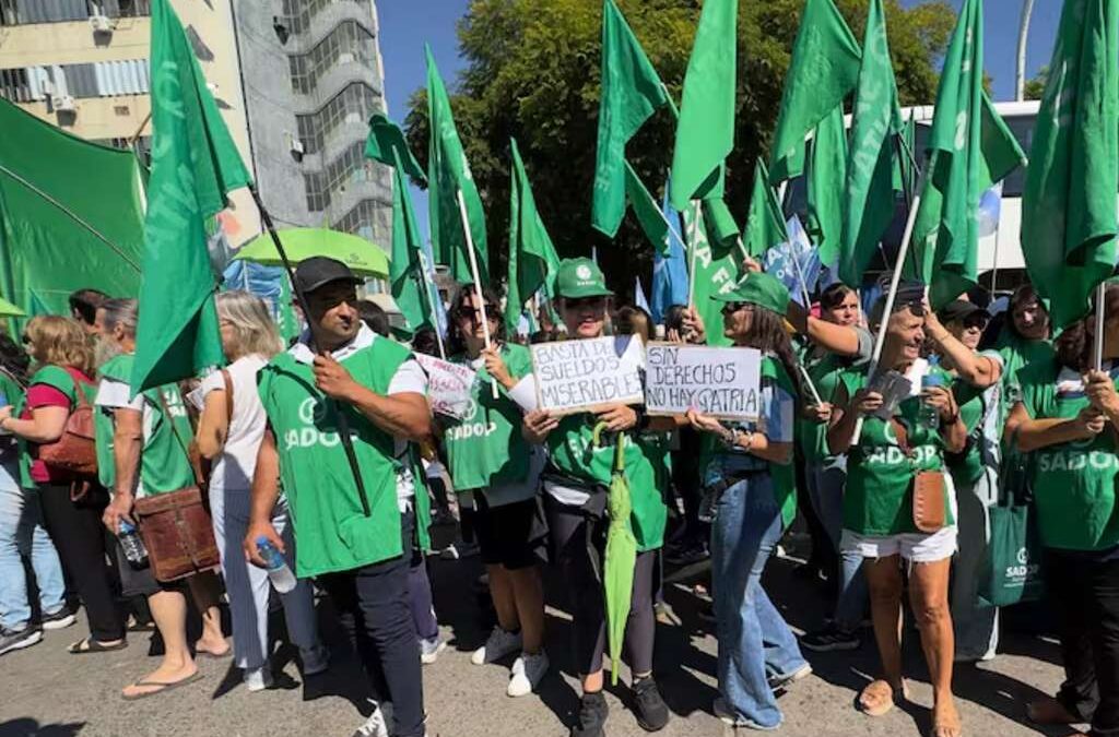 Acorralado por los gremios docentes, Pullaro cede ante sus demandas y llama a paritarias